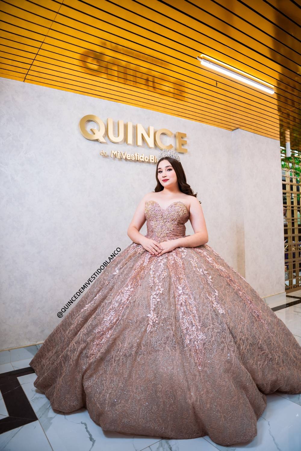Vestido de quinceañera rose gold con encaje bordado, pedrería y cauda desmontable
