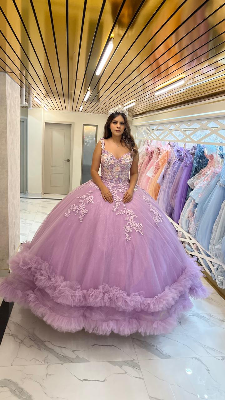 Vestidos de XV lila con mariposas