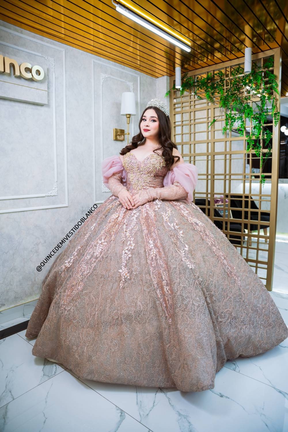 Vestido de quinceañera rose gold con encaje bordado, pedrería y cauda desmontable
