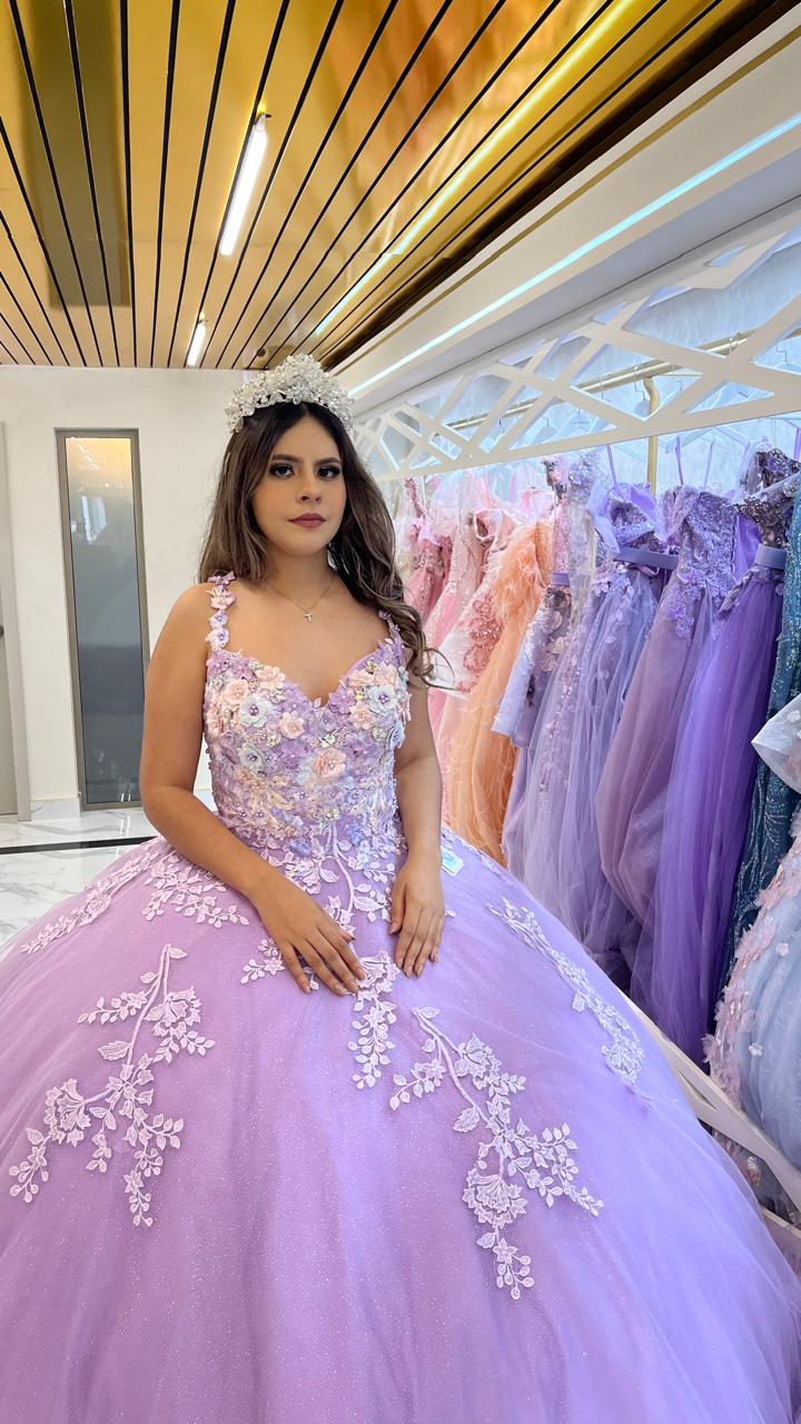 Vestidos de XV lila con mariposas