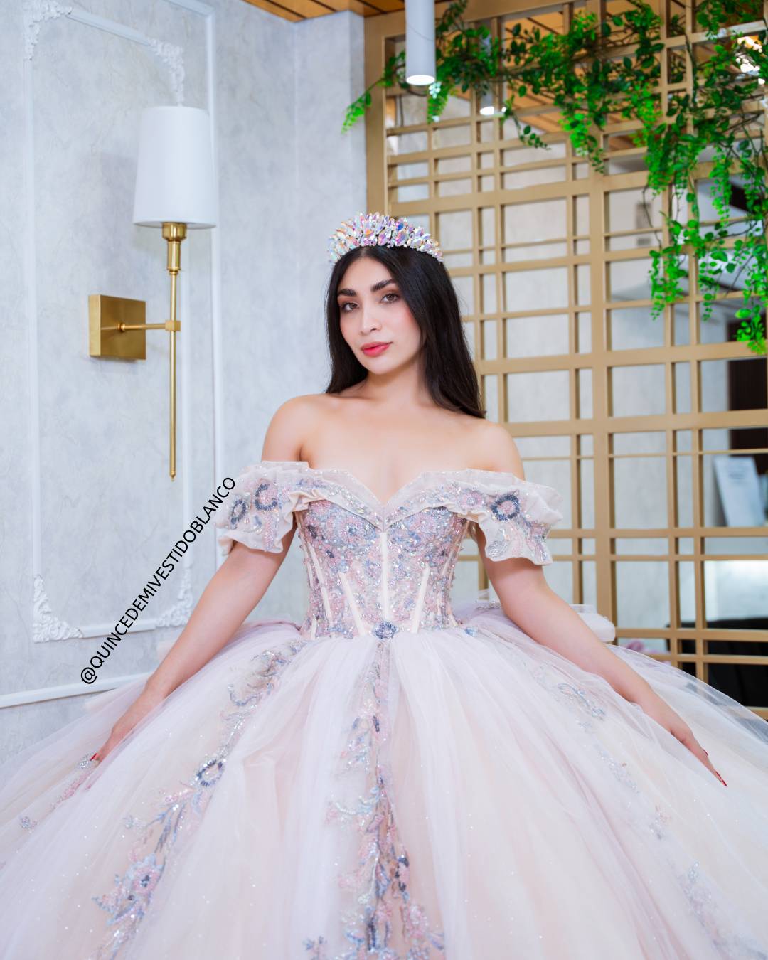 Vestido de quinceañera blush con encaje rosa y destellos lilas