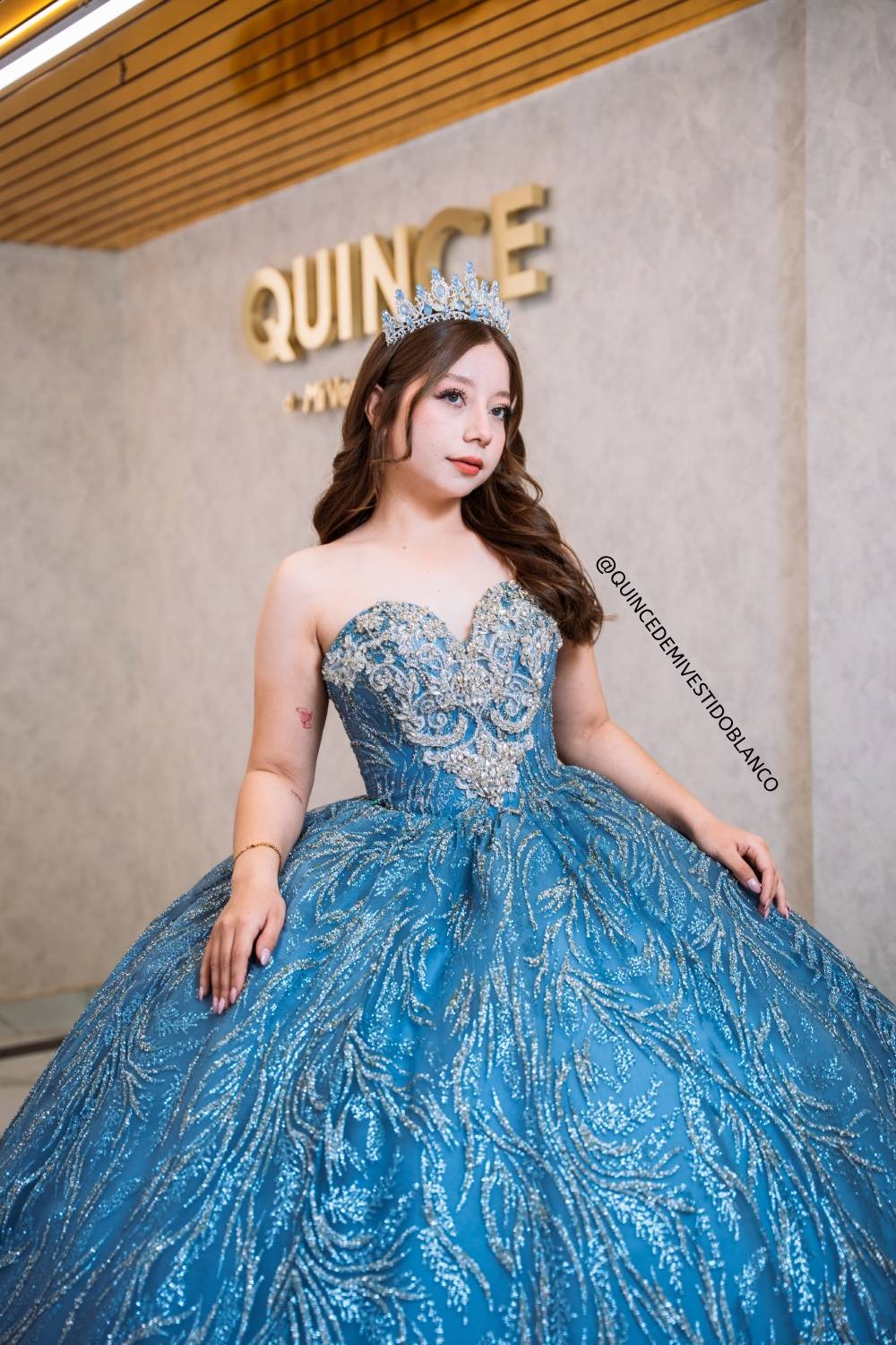 Vestido de quinceañera azul plumbago con destellos plata y cauda desmontable