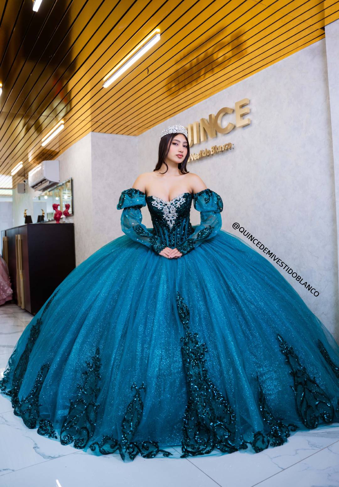 Vestido de XV Verde Esmeralda con Bordado y Moño 