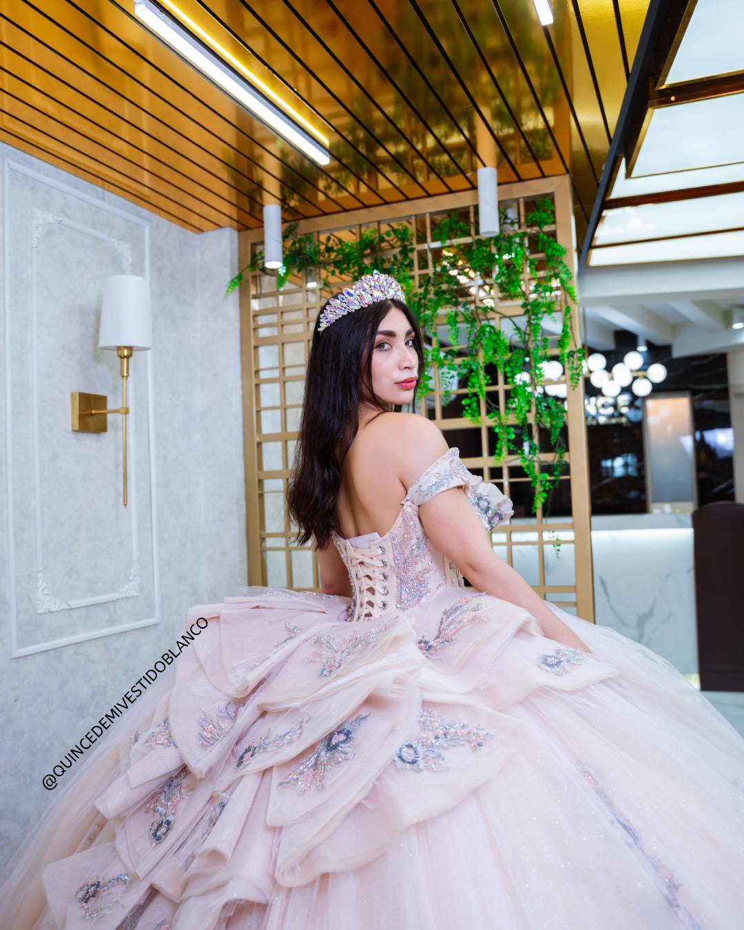 Vestido de quinceañera blush con encaje rosa y destellos lilas