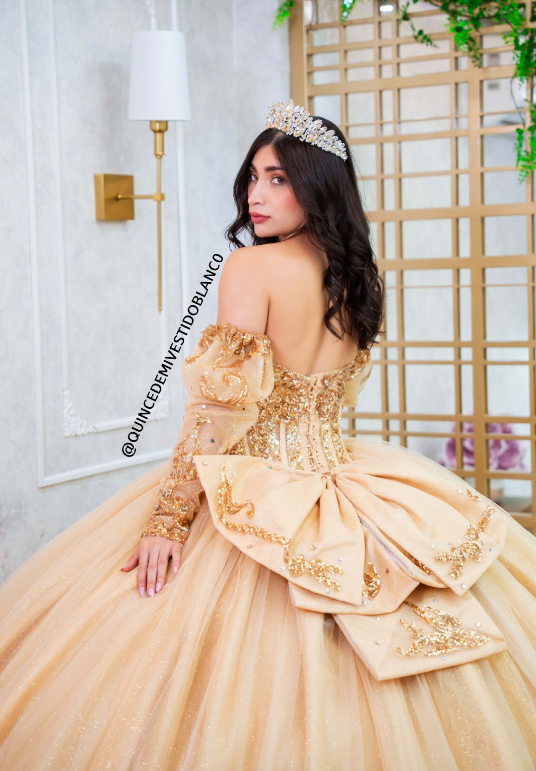 ✨ Vestido de Quinceañera Dorado Strapless con Bordado y Moño