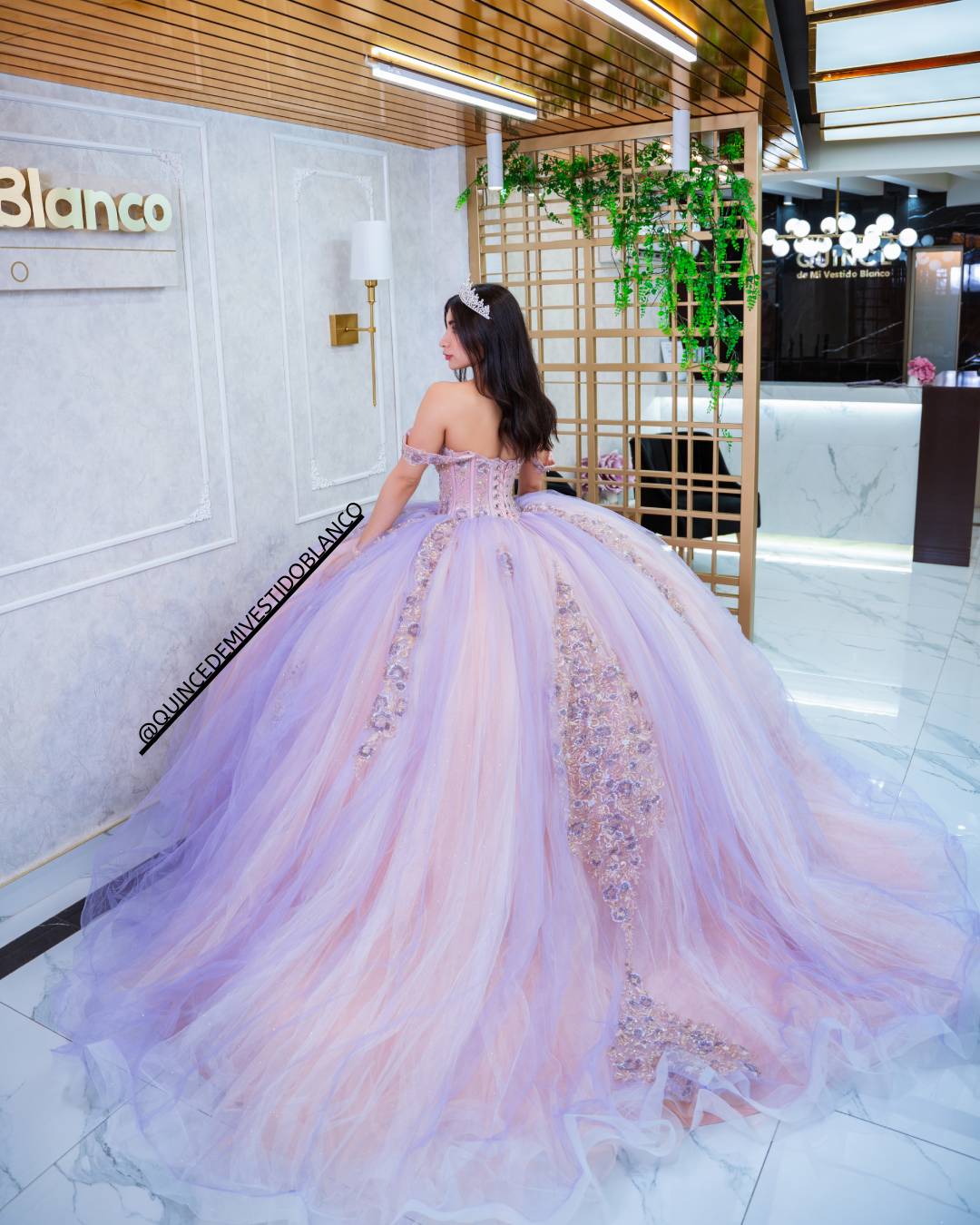 Vestido de quinceañera rosa con lila estilo mexicano con corset bordado y falda ampona