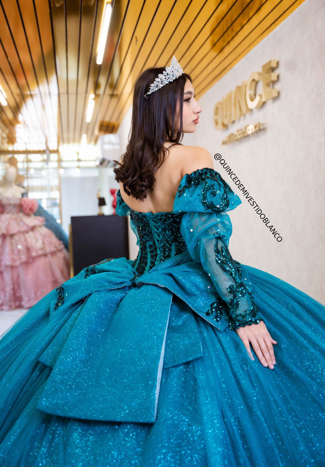Vestido de XV Verde Esmeralda con Bordado y Moño 