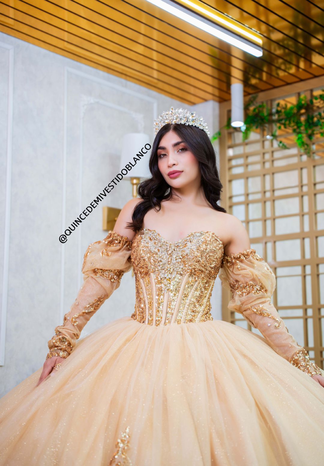 ✨ Vestido de Quinceañera Dorado Strapless con Bordado y Moño