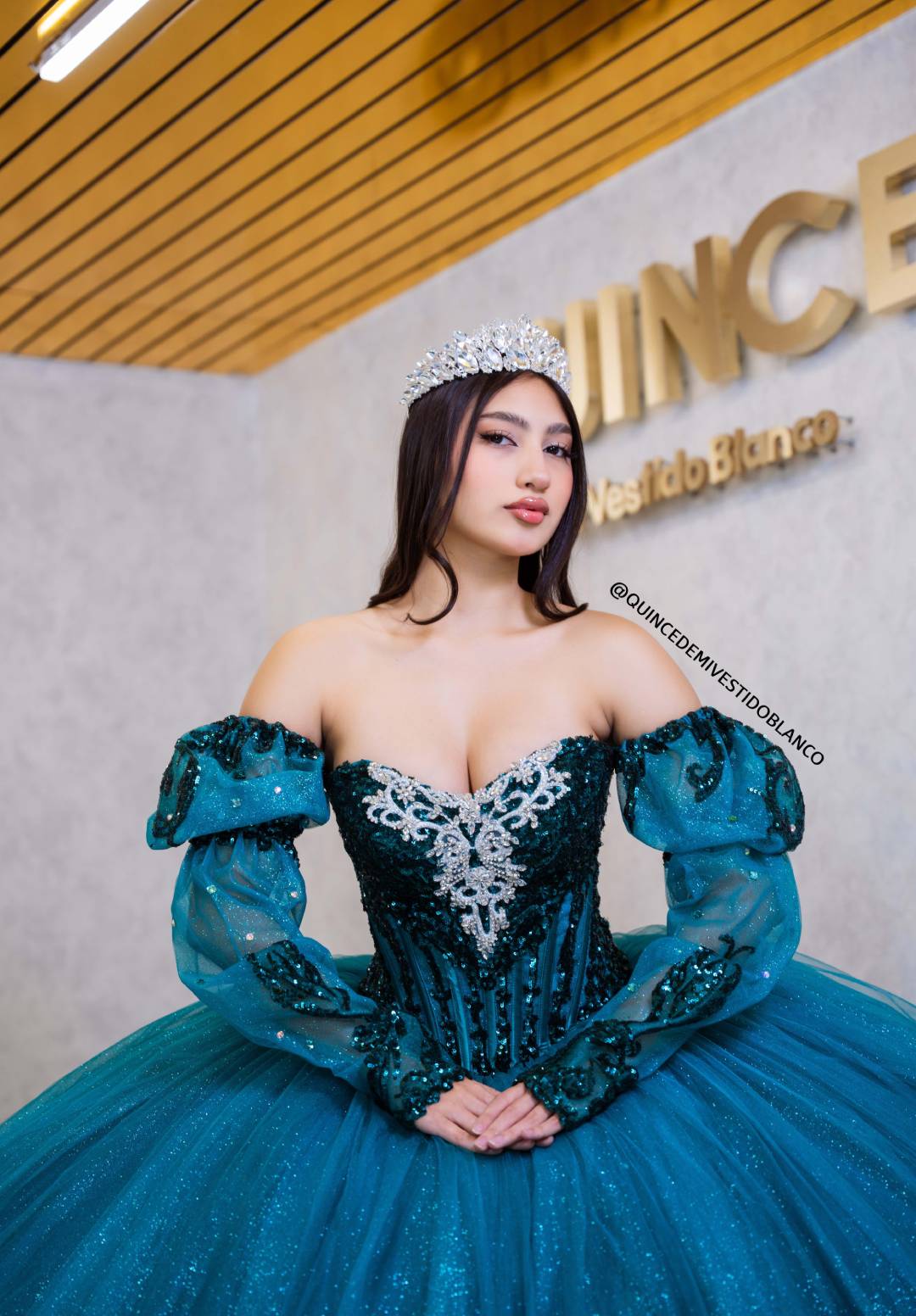 Vestido de XV Verde Esmeralda con Bordado y Moño 