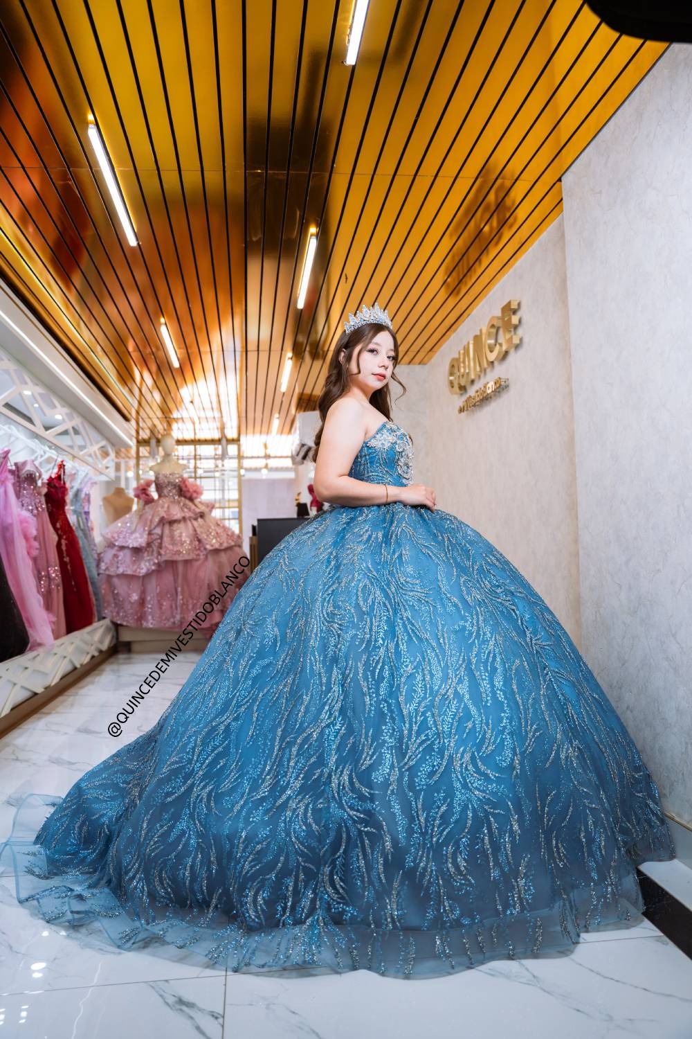 Vestido de quinceañera azul plumbago con destellos plata y cauda desmontable