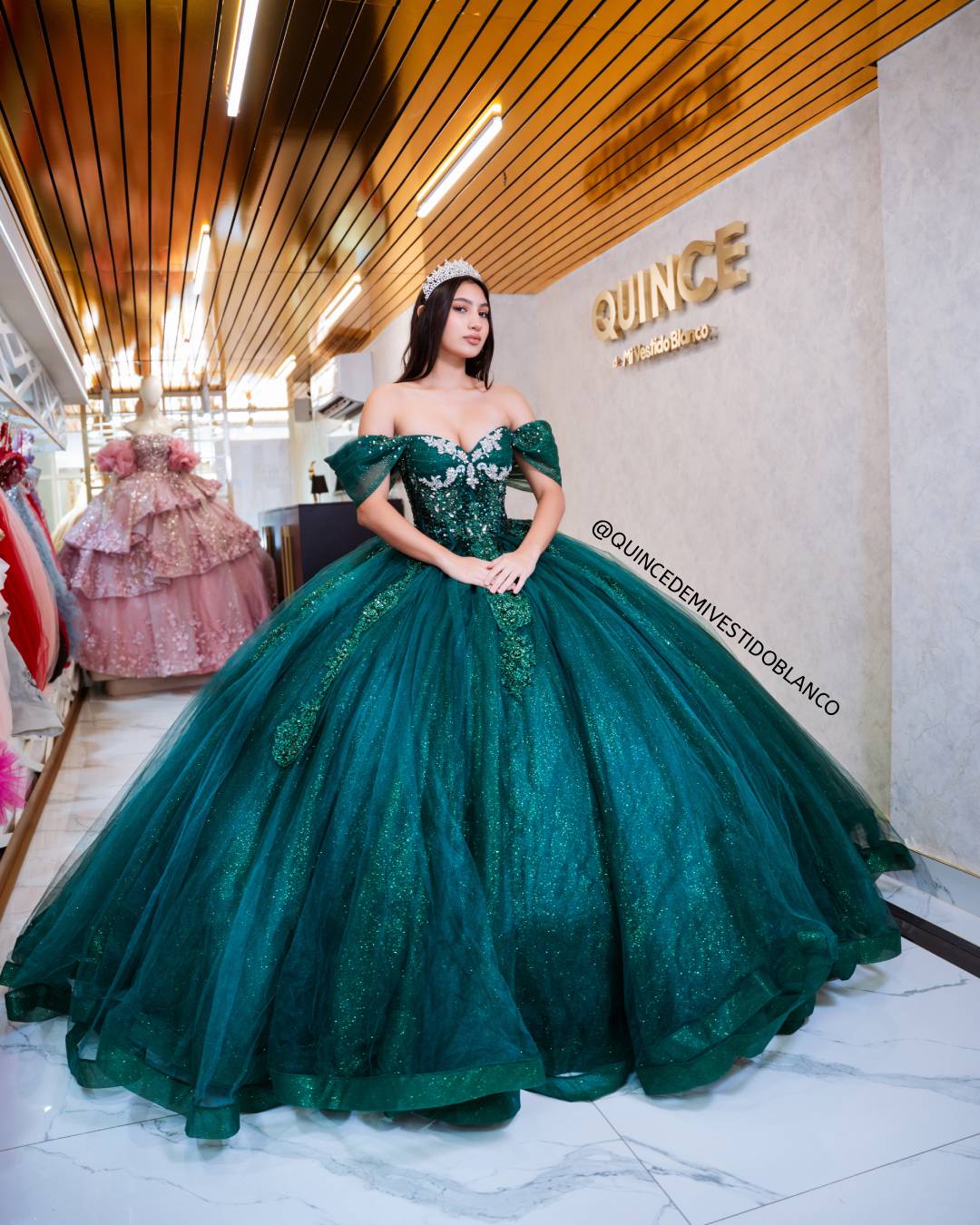 Vestido de quinceañera verde estilo mexicano con corset bordado y falda ampona
