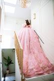 Vestido de quinceañera rose gold con encaje bordado, pedrería y cauda desmontable