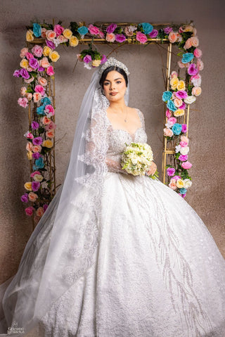 Mi Vestido Blanco - Vestido de Novia Corte Princesa con Mangas Largas ilusión, Pedrería fina y Cauda de 3 metros