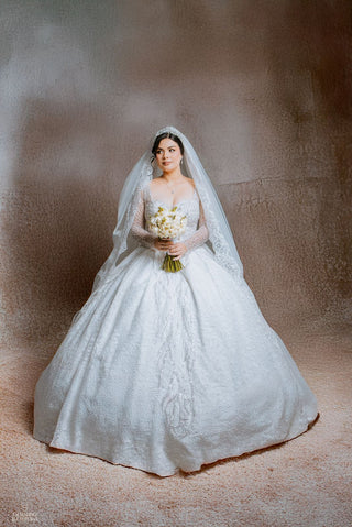 Mi Vestido Blanco - Vestido de Novia Corte Princesa con Mangas Largas ilusión, Pedrería fina y Cauda de 3 metros