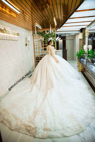 Mi Vestido Blanco - Vestido de Novia Escote Corazón con Pedrería y Perlas, Escote tipo Reina Anne y Manga Larga Desmontable