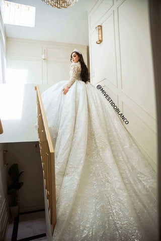 Mi Vestido Blanco - Vestido de Novia Escote Corazón con Pedrería y Perlas, Escote tipo Reina Anne y Manga Larga Desmontable