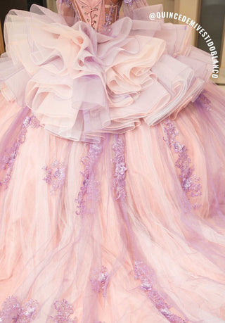 Mi Vestido Blanco - Vestido de Quinceañera con Sobrefalda Drapeada y Aplicaciones en Encaje