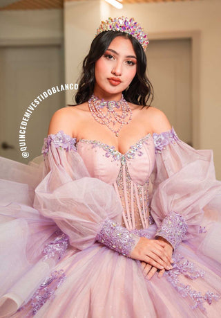 Mi Vestido Blanco - Vestido de Quinceañera con Sobrefalda Drapeada y Aplicaciones en Encaje