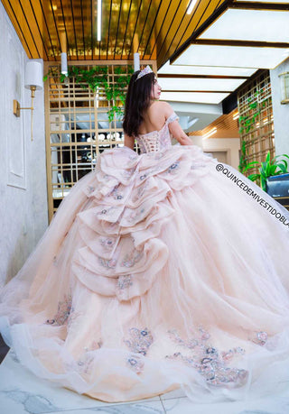 Mi Vestido Blanco - Vestido de Quince Años con Falda Ultra Esponjada y Drapeado tipo Cascada