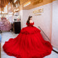 Vestido de quinceañera rojo con tul, cristales bordados y mangas caídas