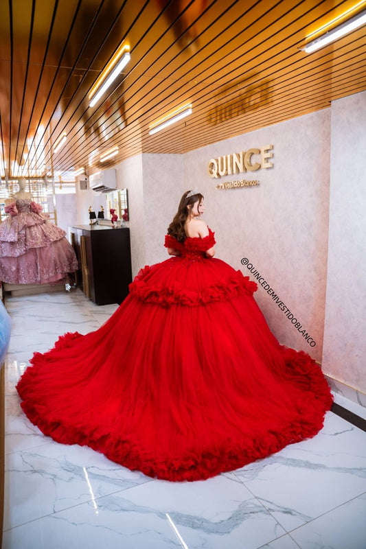 Vestido de quinceañera rojo con tul, cristales bordados y mangas caídas