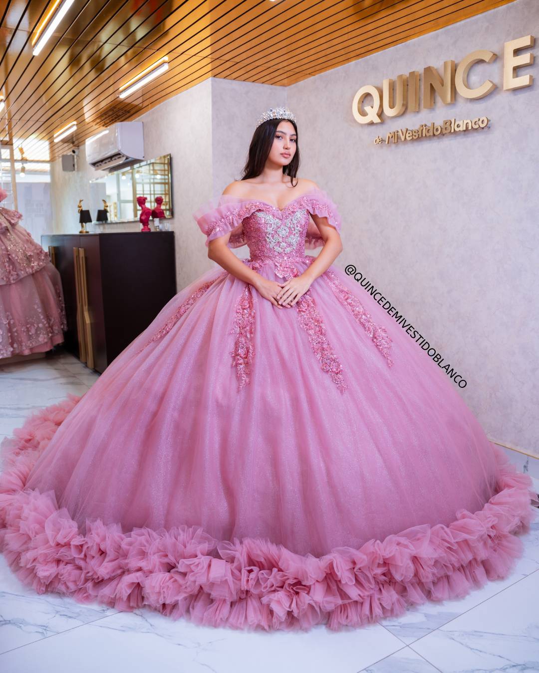 Vestido de quinceañera rosa viejo con corset bordado, mangas caídas y cauda larga