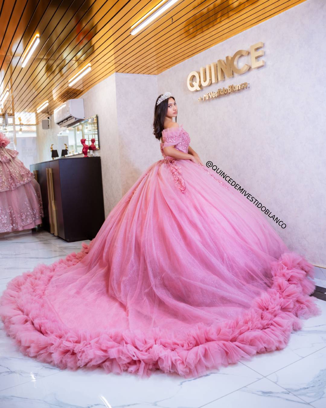 Vestido de quinceañera rosa viejo con corset bordado, mangas caídas y cauda larga