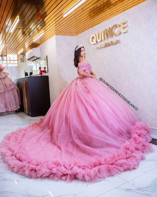 Vestido de quinceañera rosa viejo con corset bordado, mangas caídas y cauda larga