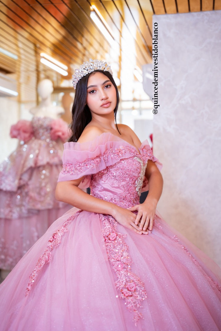 Vestido de quinceañera rosa viejo con corset bordado, mangas caídas y cauda larga