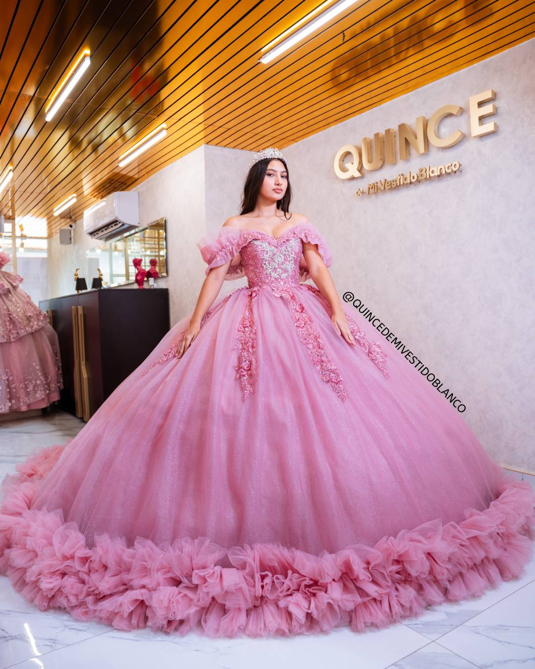 Vestido de quinceañera rosa viejo con corset bordado, mangas caídas y cauda larga