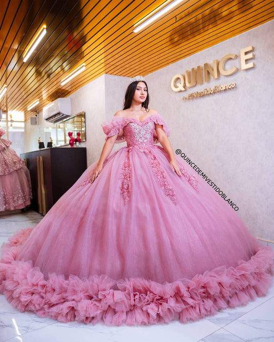 Vestido de quinceañera rosa viejo con corset bordado, mangas caídas y cauda larga