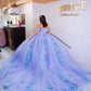 Vestido de quinceañera lila con azul y guantes bordados