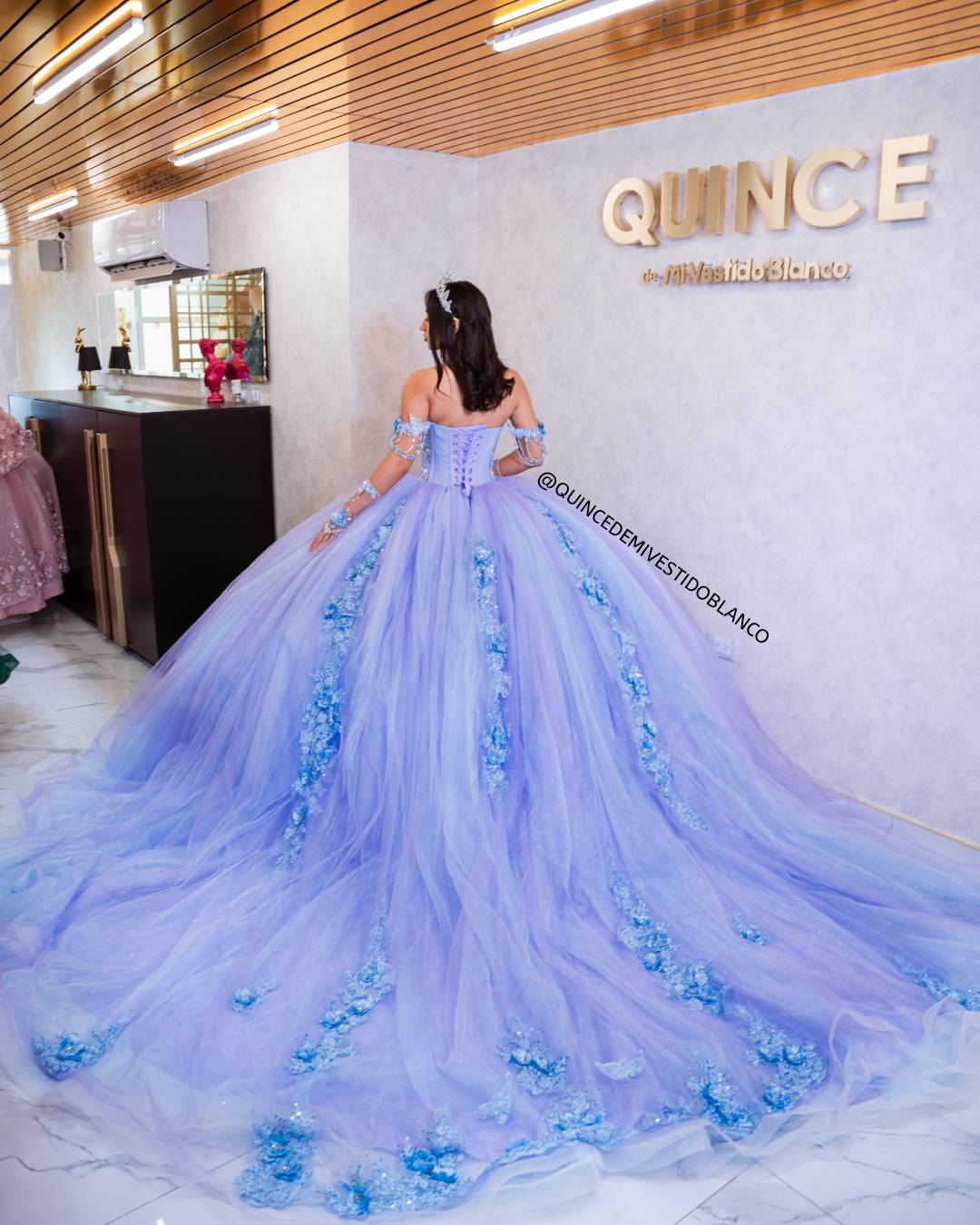 Vestido de quinceañera lila con azul y guantes bordados