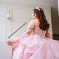 Vestido de quinceañera rosa pastel con olanes y encaje brillante