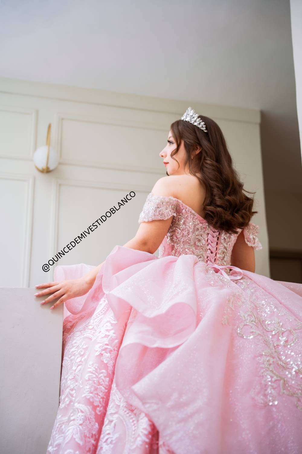 Vestido de quinceañera rosa pastel con olanes y encaje brillante