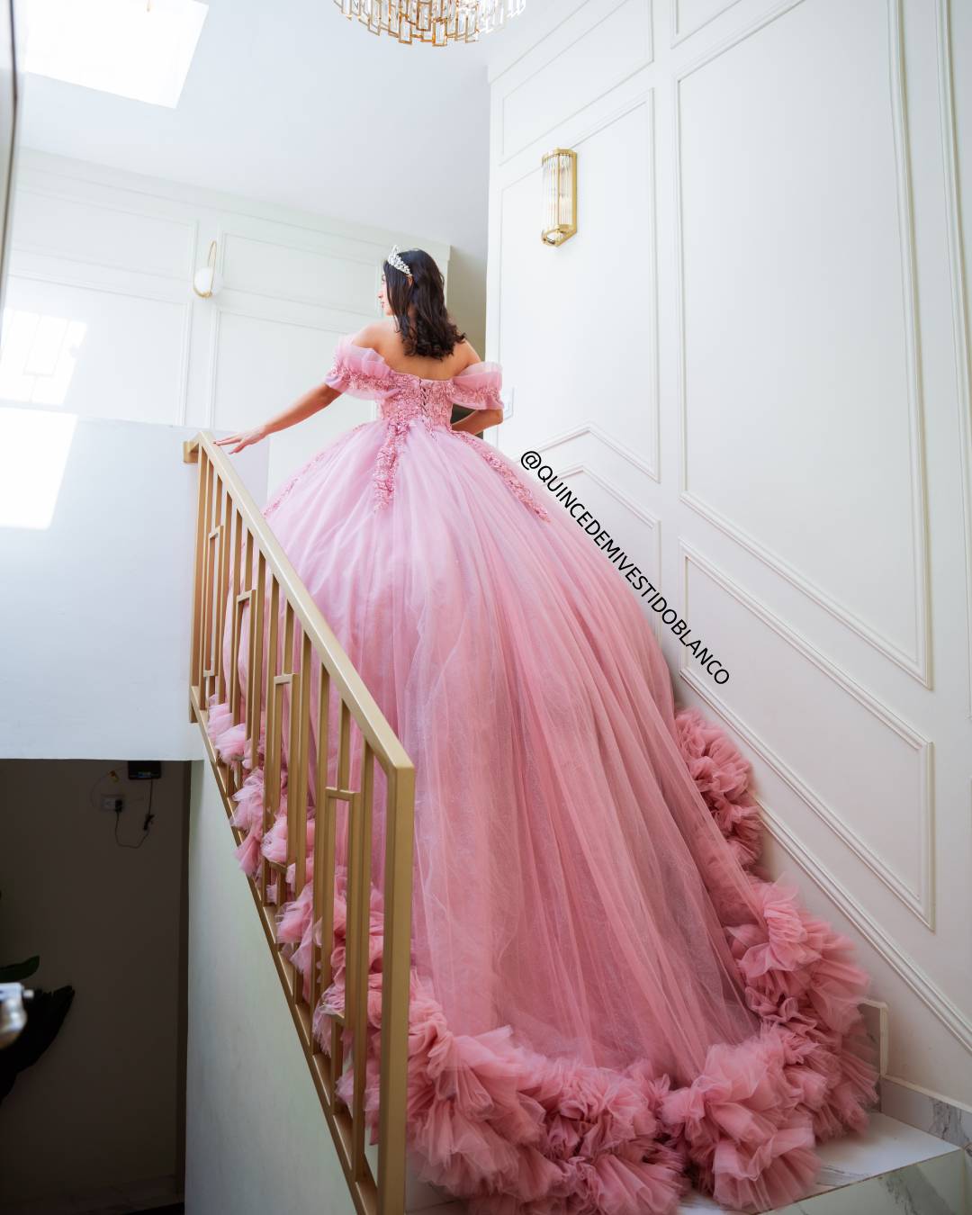 Vestido de quinceañera rosa viejo con corset bordado, mangas caídas y cauda larga