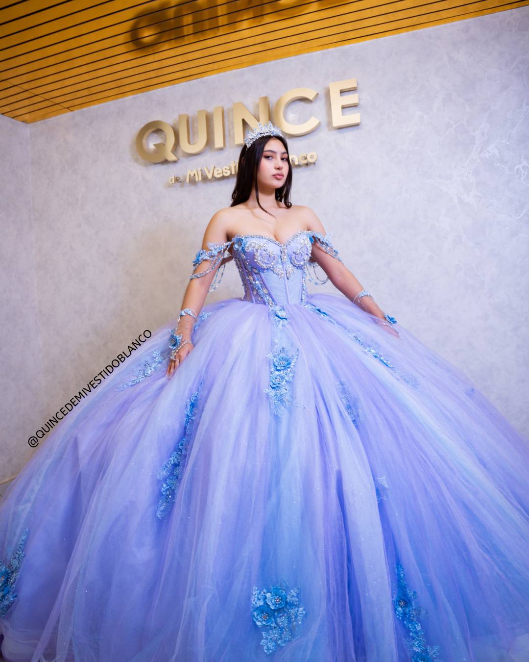 Vestido de quinceañera lila con azul y guantes bordados