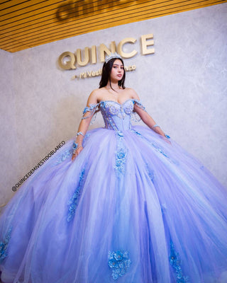 Mi Vestido Blanco - Vestido de Quinceañera Lila con Azul y Guantes Bordados