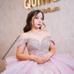 Vestido de quinceañera rosa pastel con olanes y encaje brillante
