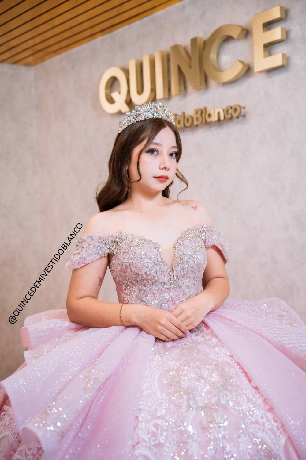 Vestido de quinceañera rosa pastel con olanes y encaje brillante