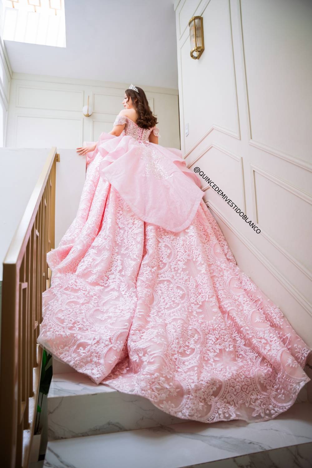 Vestido de quinceañera rosa pastel con olanes y encaje brillante