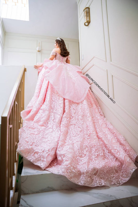 Vestido de quinceañera rosa pastel con olanes y encaje brillante