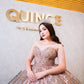 Vestido de quinceañera rose gold con encaje bordado, pedrería y cauda desmontable