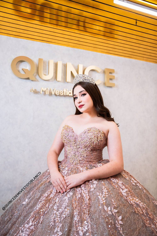 Vestido de quinceañera rose gold con encaje bordado, pedrería y cauda desmontable