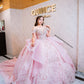 Vestido de quinceañera rosa pastel con olanes y encaje brillante