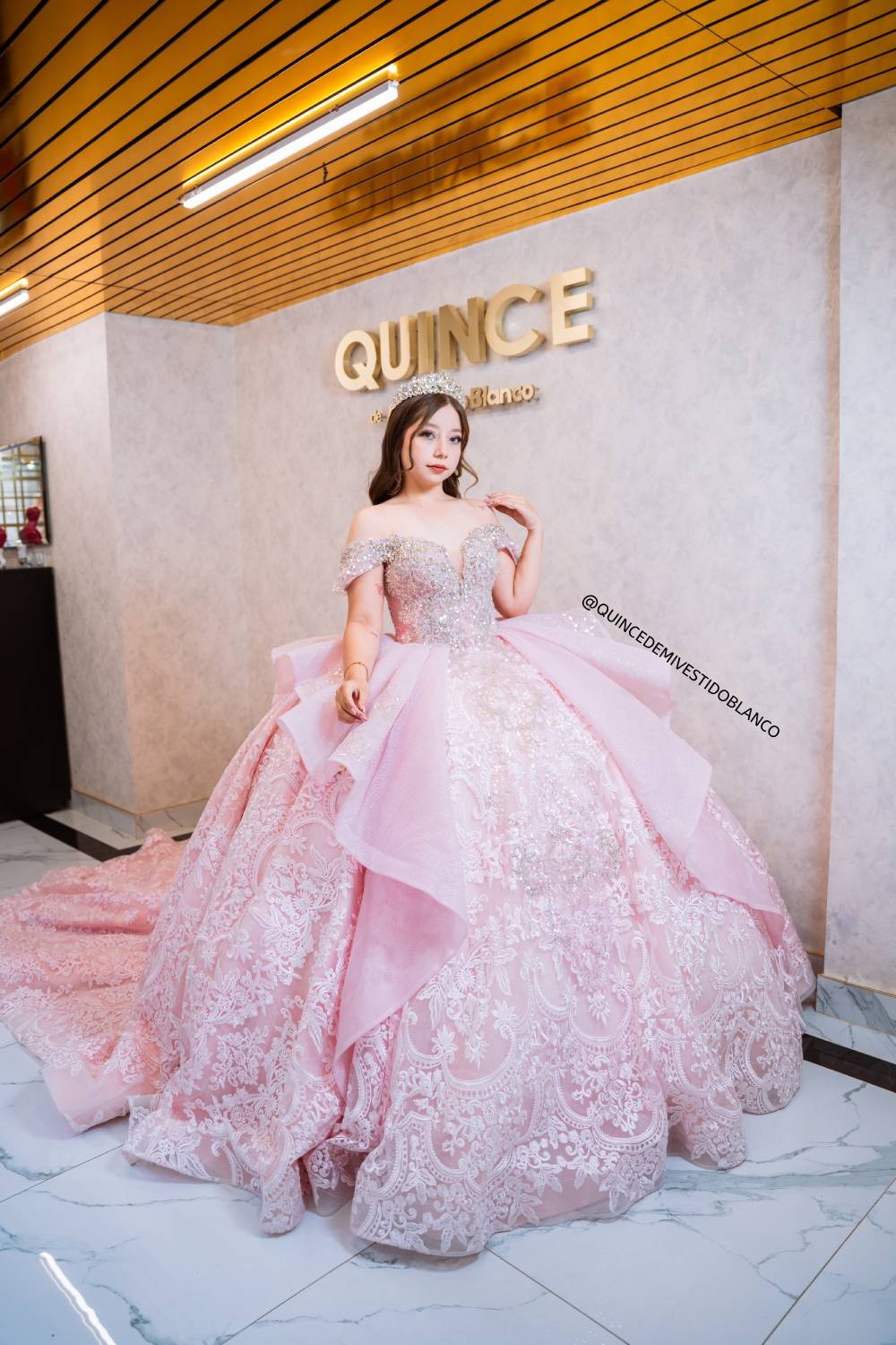 Vestido de quinceañera rosa pastel con olanes y encaje brillante