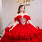 Vestido de quinceañera rojo con tul, cristales bordados y mangas caídas