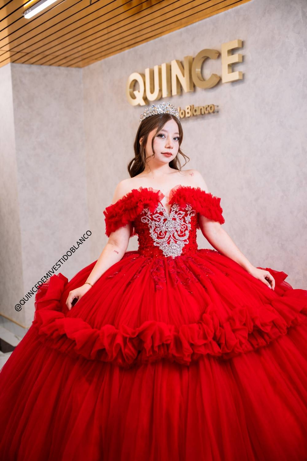 Vestido de quinceañera rojo con tul, cristales bordados y mangas caídas