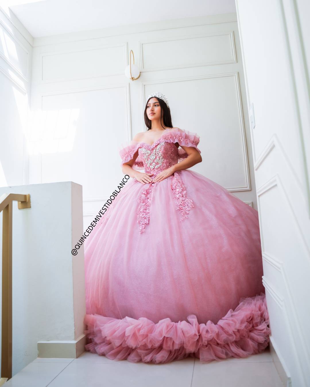 Vestido de quinceañera rosa viejo con corset bordado, mangas caídas y cauda larga
