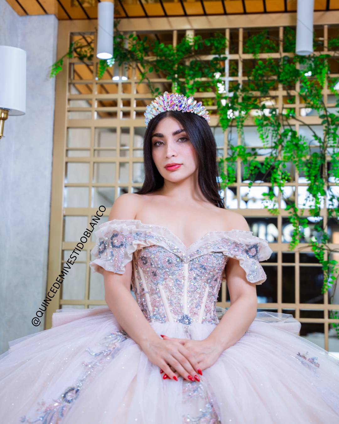 Vestido de quinceañera blush con encaje rosa y destellos lilas
